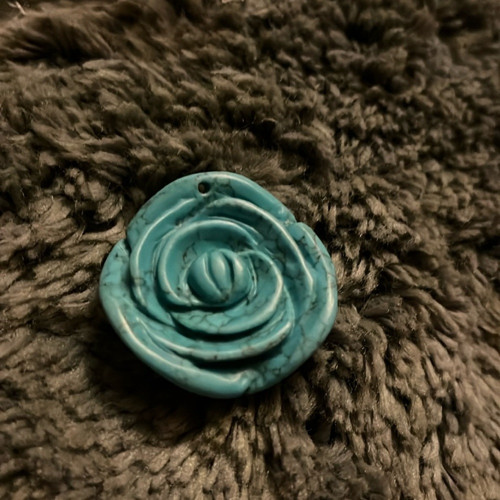 NWOT 1.5” carved Howlite rose dyed turquoise pendant